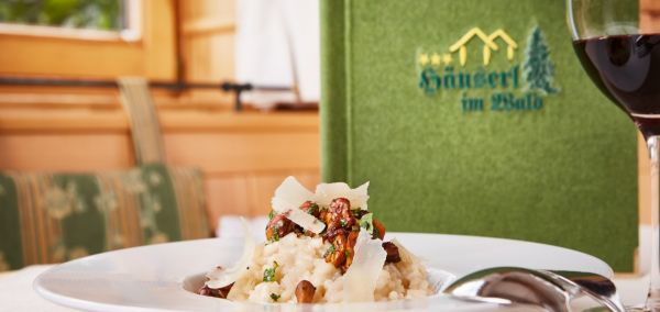 Hotel Häuserl im Wald nabízí vydatnou regionální kuchyni s vynikajícími specialitami ze zvěřiny