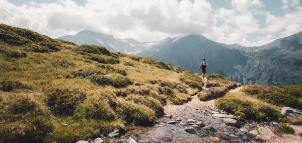 Vysportovaný turista uprostřed úchvatné horské přírody Národního parku Vysoké Taury