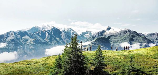 Skupina turistů na trase Hohe Tauern Panorama Trail s překrásným okolním panorama