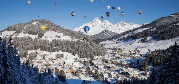 Zažijte romantický let balonem. Vznášejte se nad horskými vrcholy a fascinující zimní krajinou.