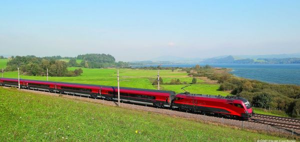 ÖBB Railjet am Wallersee im SalzburgerLand. ÖBB Railjet am Wallersee im SalzburgerLand.