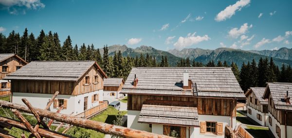 Az alpesi Omlach falunak a faházai a boldogság kis szigetei; minden kényelmet és teljes felszereltséget kínálnak