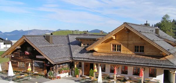 A Rottenhofhütte egy hagyományos alpesi hütte a Dachstein West régióban, amely alpesi kulináris ajánlatairól híres.