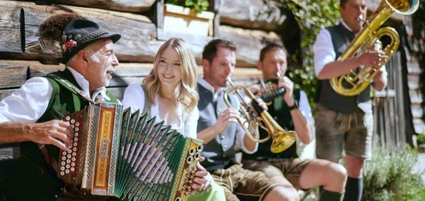 A Falusi ősz idején Tennengau-ban a gazdák népi ruhában ünnepelnek és zenélnek.