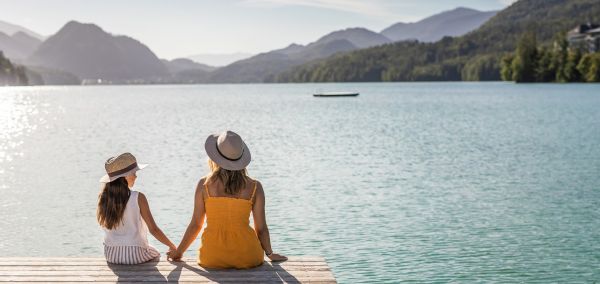SalzburgerLand: Mutter und Tochter am See. SalzburgerLand: Mutter und Tochter am See.