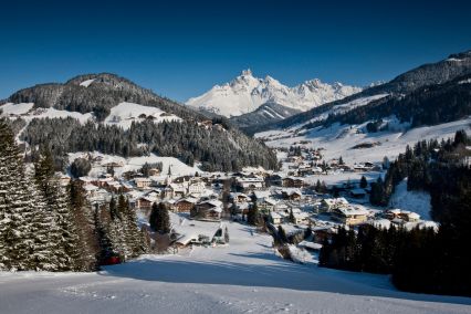 Urocza alpejska wioska Filmoos posiada idealną lokalizację dla regionu narciarskiego z pewnym śniegiem.